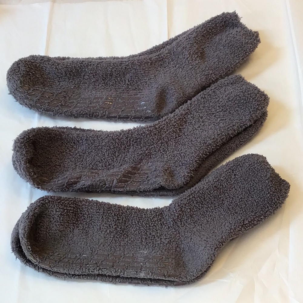 🍀2/$10☘️Pembrook Gripper socks, large gray, slipper socks set of 3